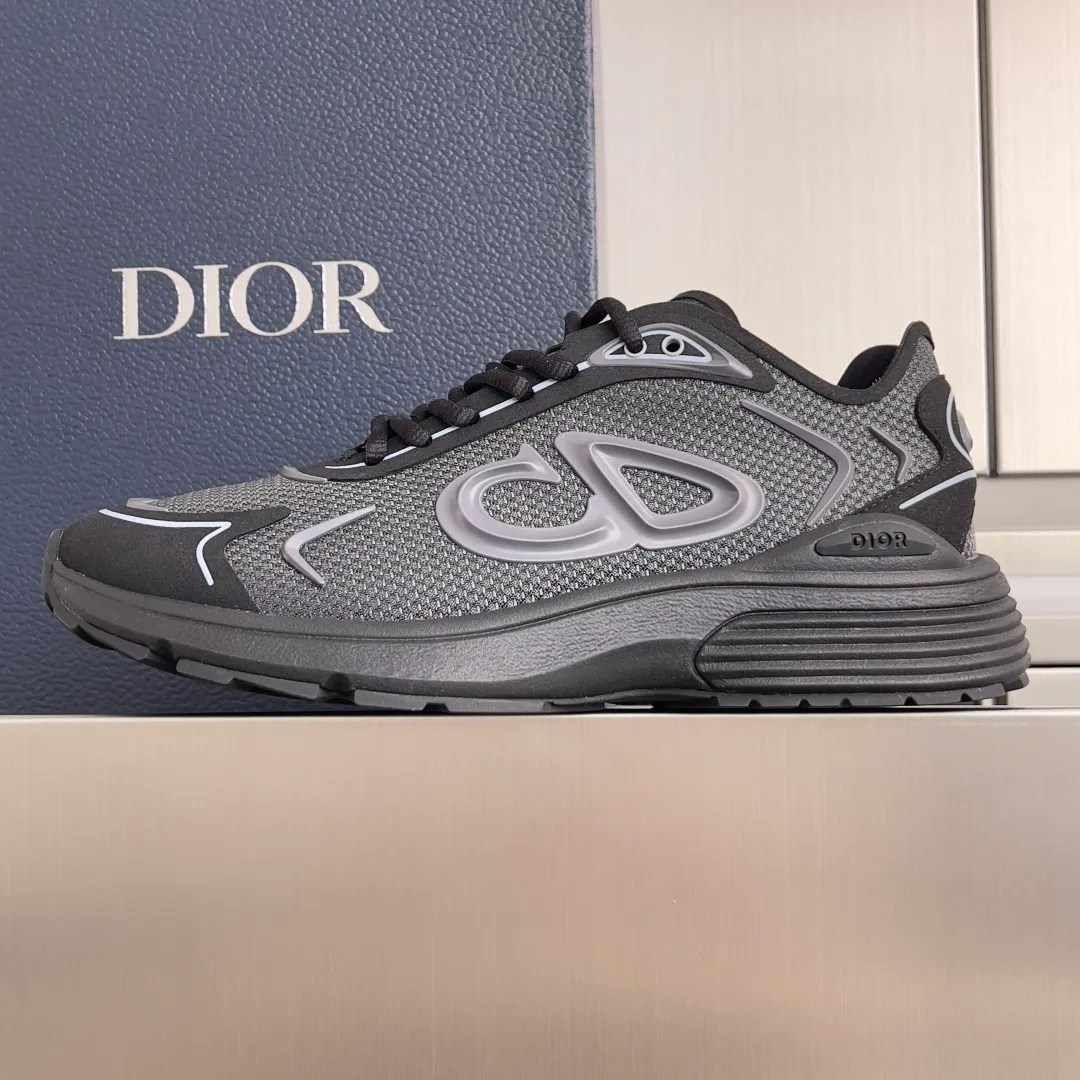 [DIOR] P: 560💰 Men's 39-44 (customized at 45.46) Dior Dior B30 series Countdown technology sneakers casual dad shoes This B30 Countdown technology sneaker is a new product in the 2026 spring men's wear series. The sports silhouette combines high-end logos and technological performance, making it unique. Lightweight and comfortable, it's inspired by modern running and crafted from materials like white and gray N30 nylon, a breathable technical fabric with multiple layers of translucence. Decorated with navy blue injection molded rubber panels and a graphic reinterpretation of the CD30 logo to enhance the style. Rubber Dior B30 and CD30 logos on the tongue and backside. The textured-effect sole is made from elastic rubber and foam and features classic details for ideal comfort. Can be matched with sportswear and casual outfits to create a sophisticated look. Exquisite packaging at the delivery counter 🛍📦 ▪️Fabric: original customized technical fabric + mesh ▪️Inner lining: customized breathable lining ▪️Outsole: original molded IP foam + TPU outsole ▪️Insole thickness: 3.5CM